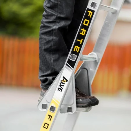 Stopień poszerzający do drabin uniwersalnych