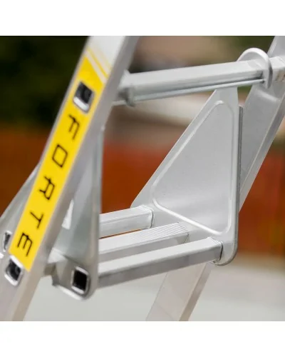 Stopień poszerzający do drabin uniwersalnych